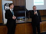 Tomáš Blumenstein, předseda Mensy ČR (vlevo) a Miroslav Pišťák, primátor města Prostějova (vpravo)