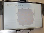 Mozaika tvarů může pokrýt plochu na chodníku, v koupelně