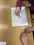 Zajatce získáme, pokud před a za soupeřovu dvojici kamenů umístíme svůj kámen ... tedy  X OO X    Trojici, čtveřici ani jednotlivce není možné zajmout, JEN dvojici
